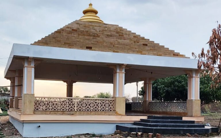 SAMADHI AT KRISHNAGIRI TEMPLE COMPLEX AT WARDHA